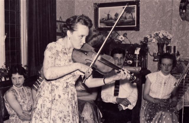 Wanneer Annette haar versie van de sabeldans ten gehore bracht bleven wij allemaal verstandig uit de buurt. 